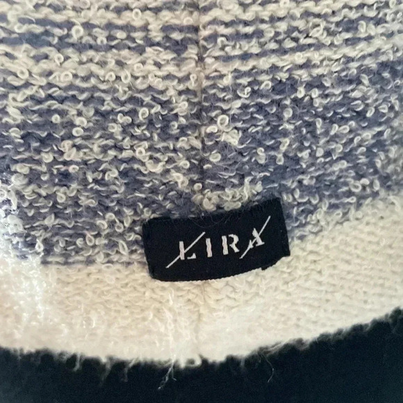 Lira Baja Pina Hooded Poncho| Beachly Winter 2019 - Picture 4 of 9